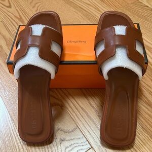 NIB! Cheng Sheng SZ 9, brown slip on sandals.
